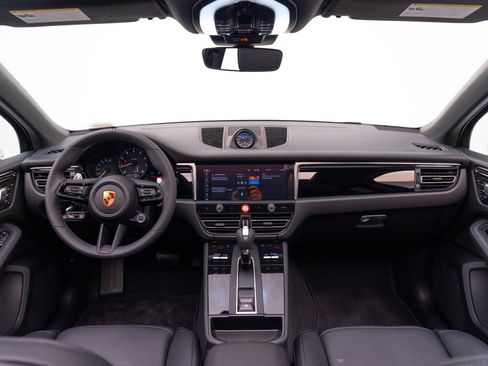 Certified 2025 Porsche Macan AWD/4WD image 18