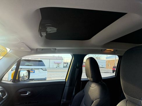 Used 2017 Jeep Renegade Latitude image 11