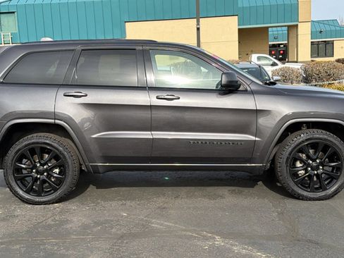 Used 2018 Jeep Grand Cherokee Altitude image 2
