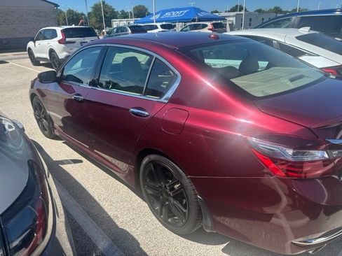 Used 2017 Honda Accord Touring image 3