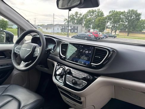 Used 2024 Chrysler Pacifica Touring-L FWD image 31
