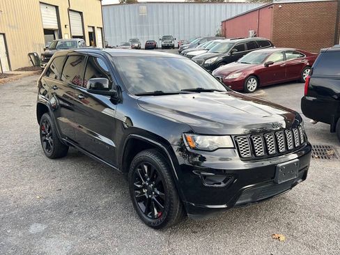 Used 2017 Jeep Grand Cherokee Altitude AWD/4WD image 3