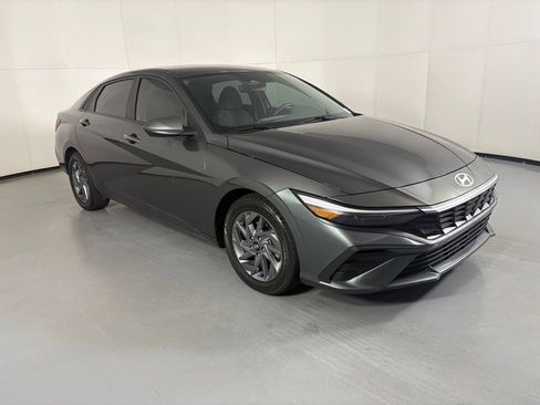 Used 2024 Hyundai Elantra SEL image 2