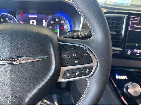 Used 2025 Chrysler Pacifica Select FWD image 23