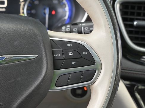 Used 2020 Chrysler Pacifica Limited image 25