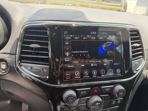 Used 2022 Jeep Grand Cherokee Laredo X RWD image 3