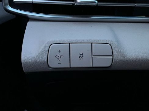 Used 2025 Hyundai Elantra Limited image 24