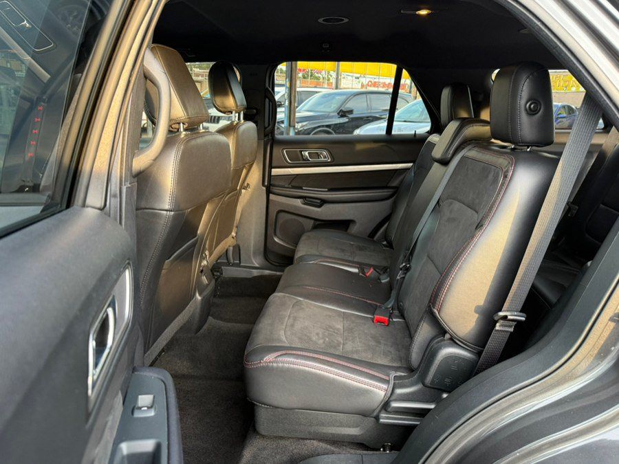 Used 2018 Ford Explorer XLT w/ Equipment Group 202A AWD/4WD image 9