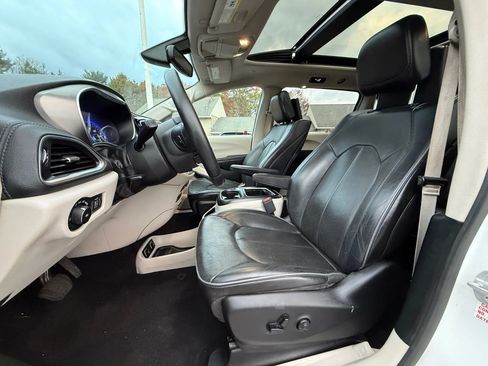 Used 2018 Chrysler Pacifica Limited image 10