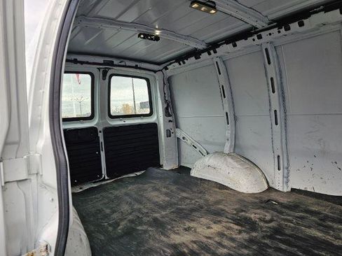 Used 2017 Chevrolet Express 2500 RWD image 25