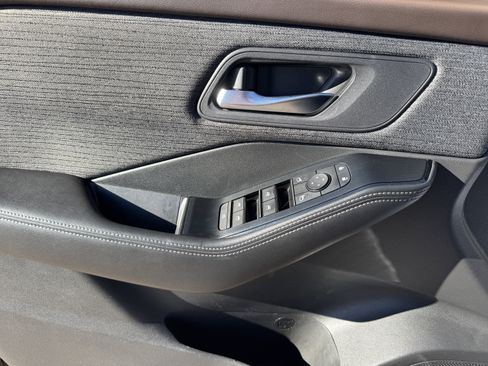 Used 2022 Nissan Rogue SV image 9