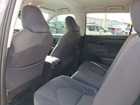 Used 2021 Toyota Highlander L FWD image 5