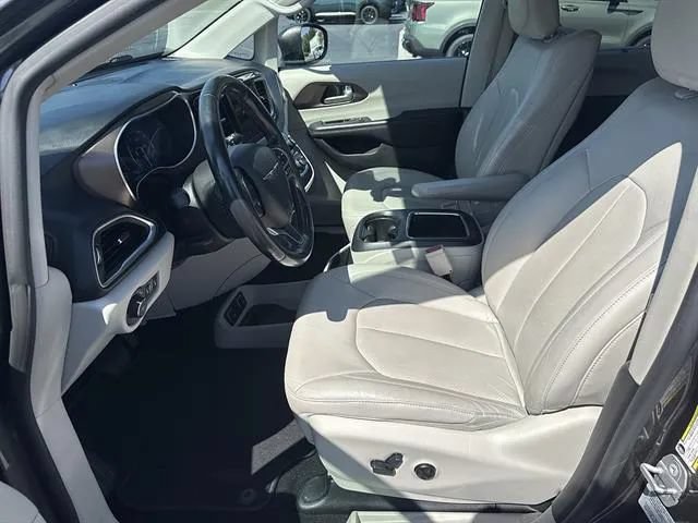 Used 2018 Chrysler Pacifica Touring-L Plus w/ Advanced Safetytec Group FWD image 8