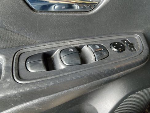 Used 2021 Nissan Versa SV FWD image 27