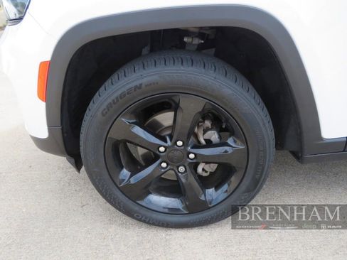 Used 2023 Jeep Grand Cherokee Altitude RWD image 10