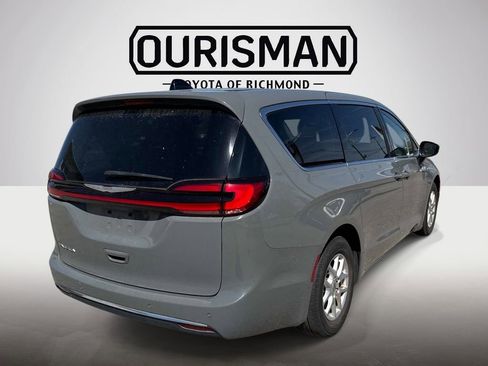 Used 2023 Chrysler Pacifica Touring-L image 7