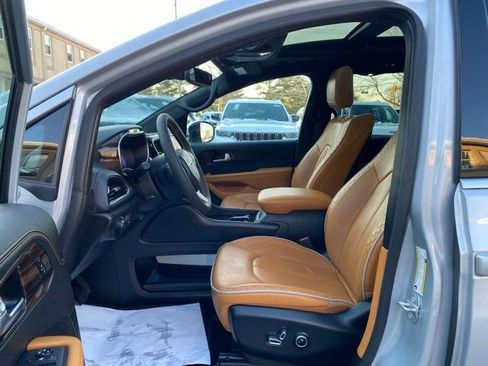 Used 2023 Chrysler Pacifica Pinnacle image 26