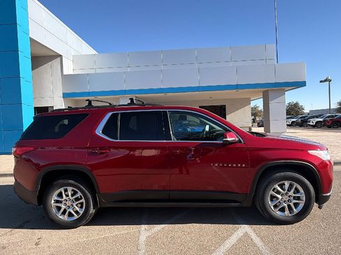 Used 2020 Chevrolet Traverse LT image 2