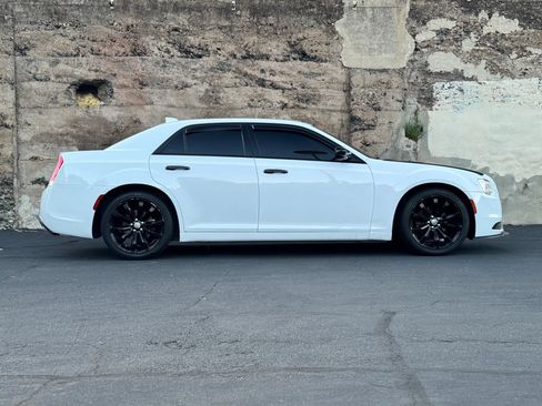Used 2018 Chrysler 300 Limited RWD image 3