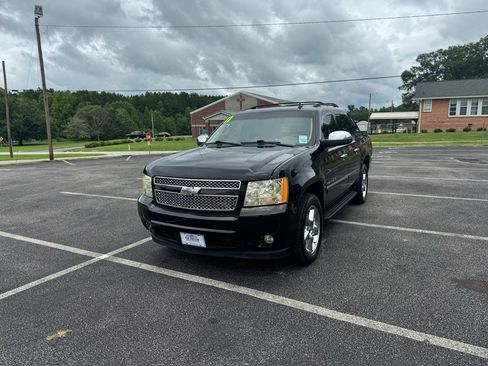 Used 2011 Chevrolet Avalanche LTZ AWD/4WD image 16