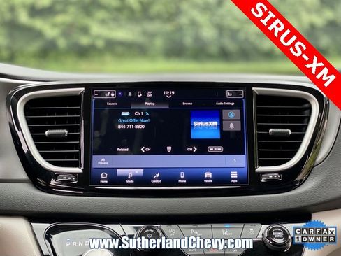 Used 2024 Chrysler Pacifica Touring-L image 25