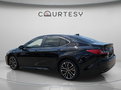 Used 2025 Toyota Camry XLE w/ Premium Plus Package FWD image 3