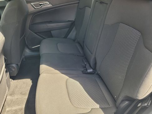 Used 2023 Kia Sportage LX image 9