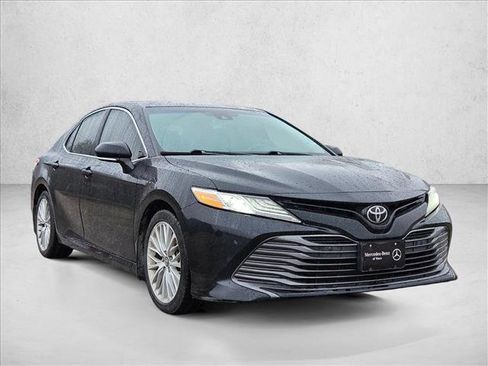 Used 2018 Toyota Camry XLE image 3