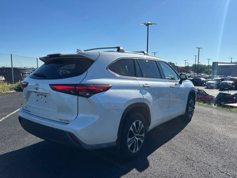 Used 2021 Toyota Highlander XLE AWD/4WD image 2
