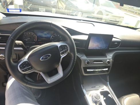 Used 2022 Ford Explorer XLT w/ Equipment Group 202A image 7