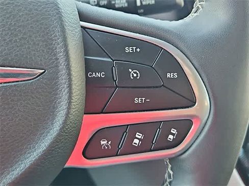 Used 2023 Chrysler Pacifica Touring-L image 25