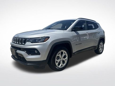 Used 2024 Jeep Compass Latitude AWD/4WD image 3