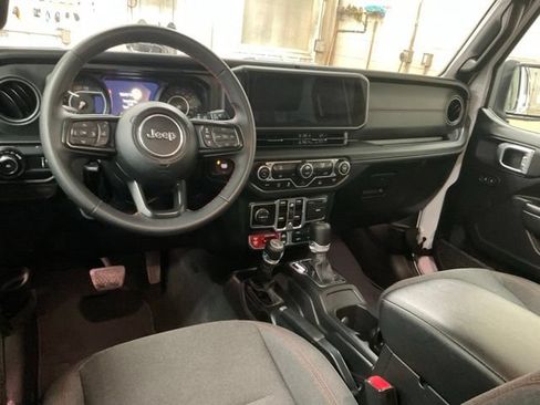 Used 2025 Jeep Wrangler Unlimited Rubicon AWD/4WD image 8
