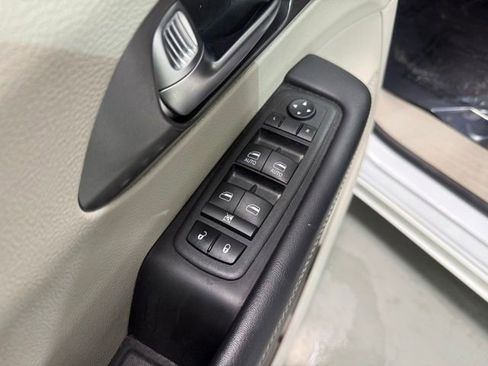 Used 2023 Chrysler Pacifica Touring-L FWD image 12