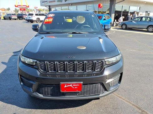 Used 2024 Jeep Grand Cherokee Altitude image 9