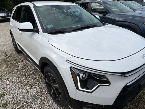 Used 2025 Kia Niro LX FWD image 9