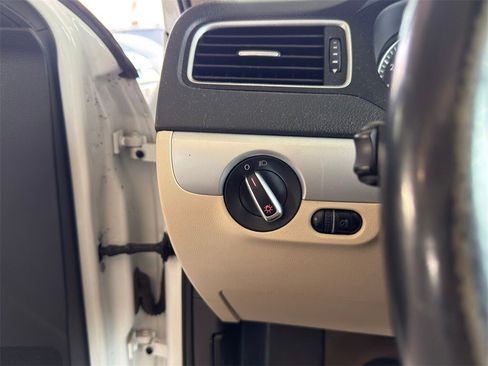 Used 2014 Volkswagen Jetta SE image 16