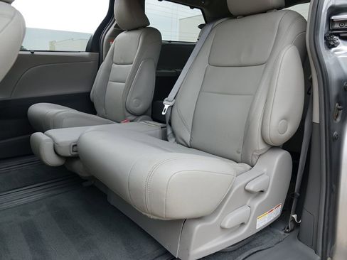 Used 2017 Toyota Sienna XLE FWD image 12