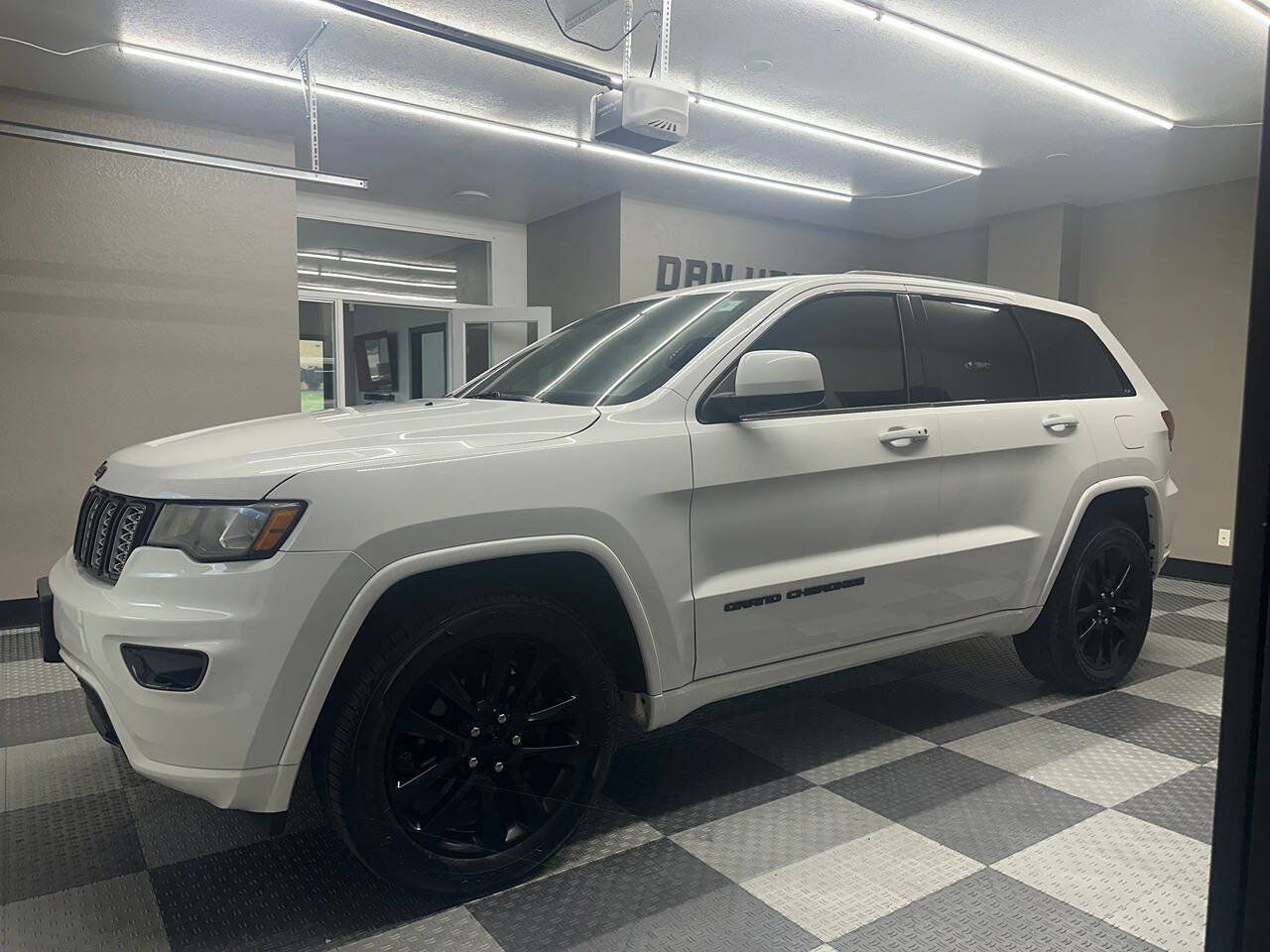 Used 2019 Jeep Grand Cherokee Altitude AWD/4WD image 15