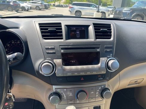 Used 2011 Toyota Highlander SE w/ Tow Pkg image 18
