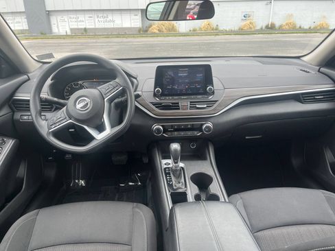 Used 2025 Nissan Altima 2.5 SV FWD image 33