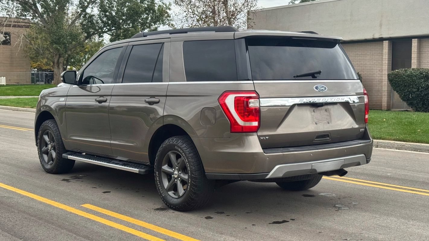 Used 2018 Ford Expedition XLT w/ Equipment Group 202A AWD/4WD image 3