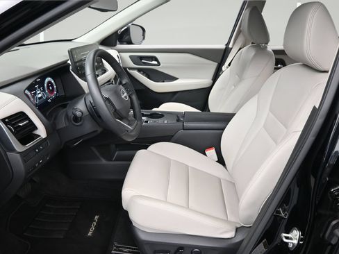 Certified 2025 Nissan Rogue SL w/ SL Premium Package FWD image 9