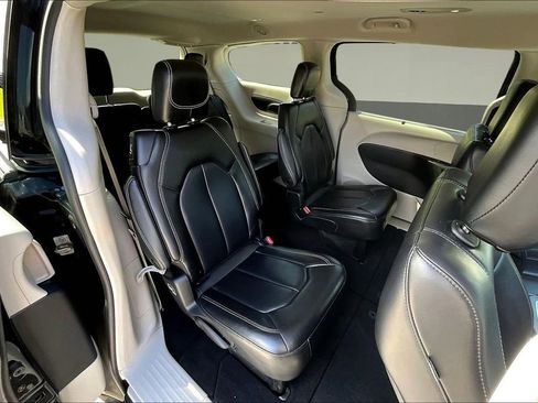 Used 2023 Chrysler Pacifica Touring-L FWD image 23