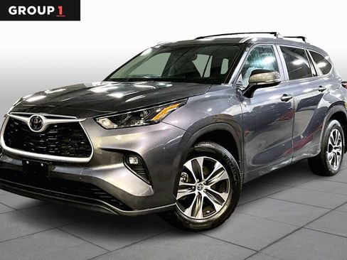 Used 2023 Toyota Highlander XLE image 1