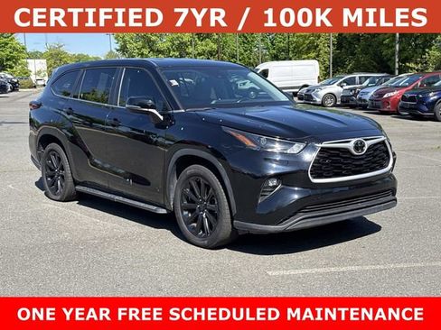 Used 2024 Toyota Highlander LE FWD image 1