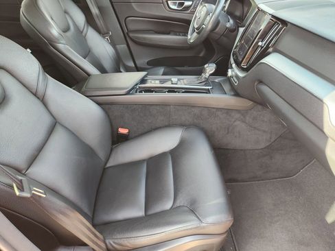 Used 2018 Volvo XC60 T6 Momentum w/ Advanced Package image 16