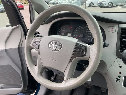 Used 2011 Toyota Sienna LE w/ Preferred Pkg FWD image 18