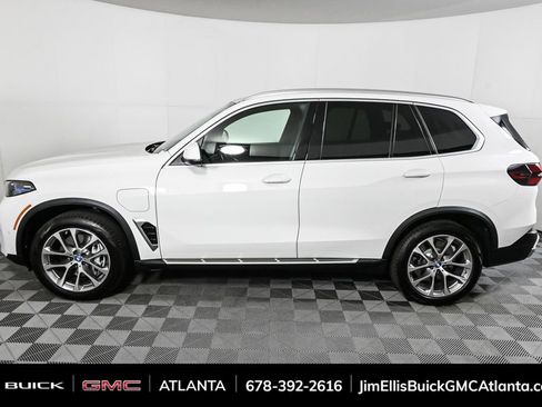 Used 2025 BMW X5 xDrive50e image 2