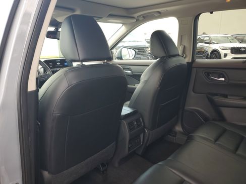 Used 2023 Nissan Rogue SL w/ SL Premium Package image 14